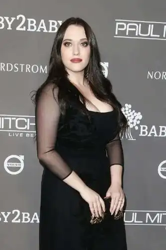 破产姐妹max身穿一条黑色修身长裙,竟比维密超模还美