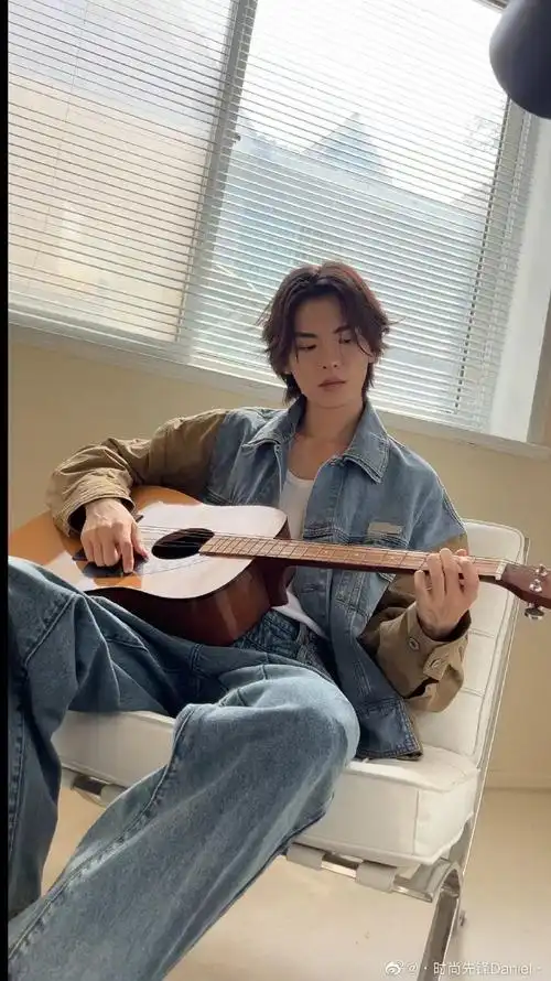 毕雯珺墨白双重身份##毕雯珺腹肌