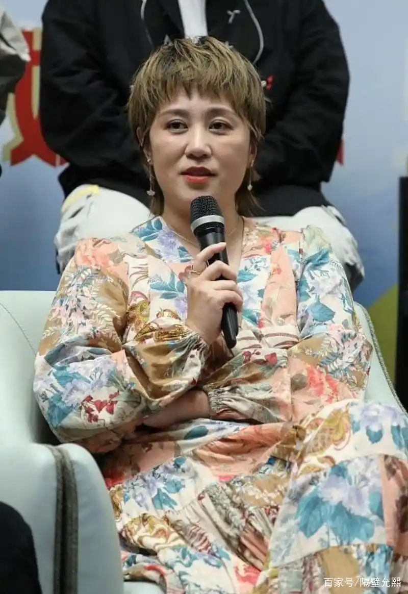 马丽再次和沈腾同框,剪了短发看着比沈腾还胖,网友:她是谁?