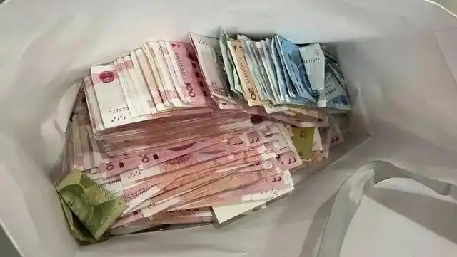 不久拎了一袋钱就往外跑!网友惊了:怎么做到的