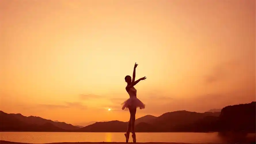 水边跳芭蕾舞的美女图片电脑桌面壁纸下载2