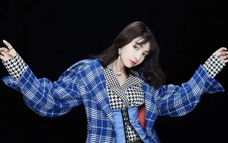 麦迪娜个性时尚写真桌面壁纸