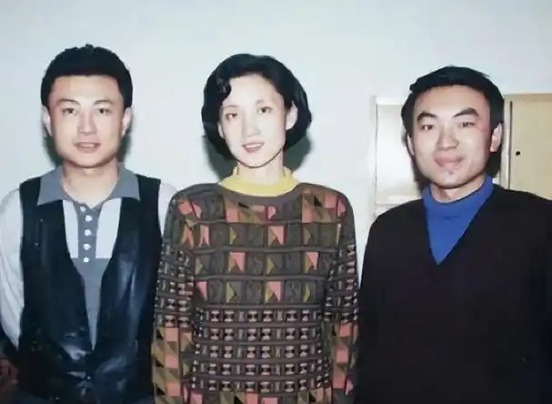 央视"最美国脸"李修平:42岁二婚嫁给大10岁丈夫,61岁无儿女