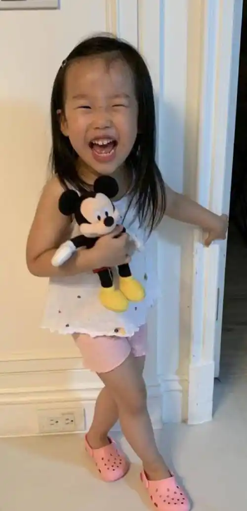 伊能静带女儿逛街,米粒穿大人的高跟鞋,在镜子前臭美跳舞_时候_生活