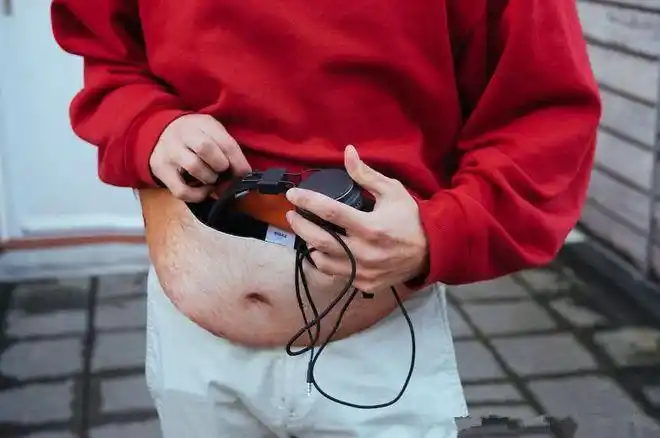 20岁男人挺着大肚子逛街,当他打开肚子那一刻,大伙都看着他