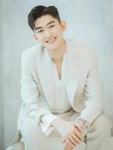 几款男明星白西装造型,朱一龙高贵冷艳,张翰还是霸道总裁范儿?