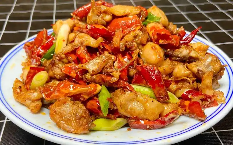 过年了红烧辣子鸡最火的做法,甘香酥脆,用料简单香辣味足