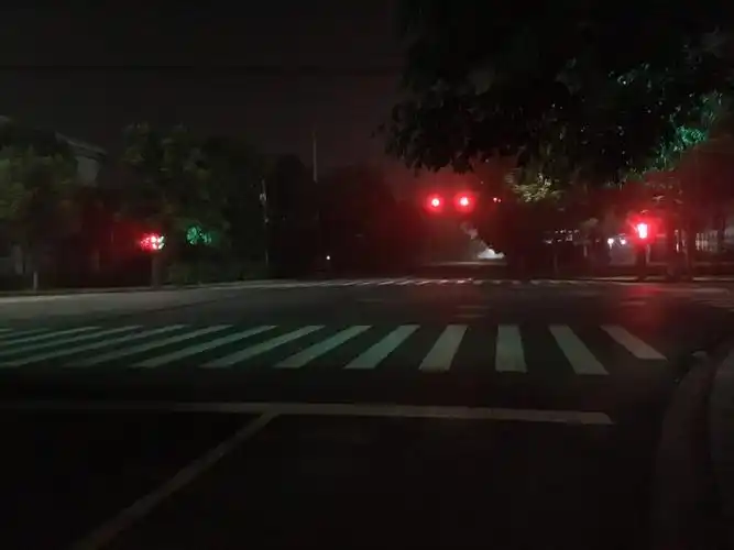 等红灯的路口午夜的月亮2到过这里