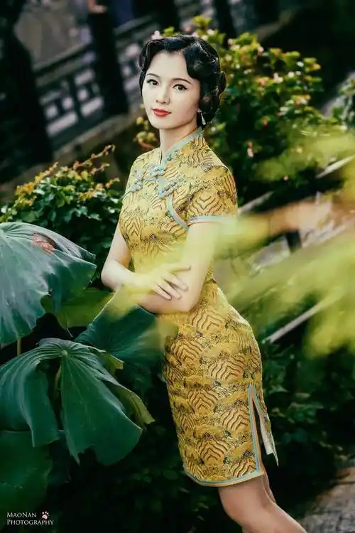 成熟的女人,穿上旗袍美如鲜艳的玫瑰!