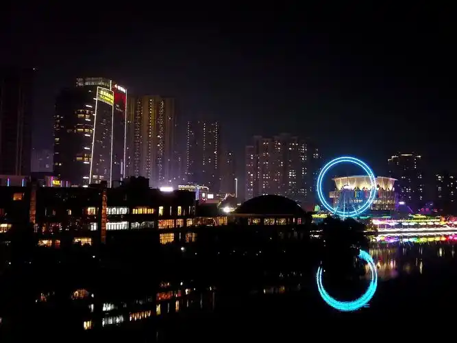 南京江宁1912,紧邻百家湖而建,夜景很棒!值得一游哦!