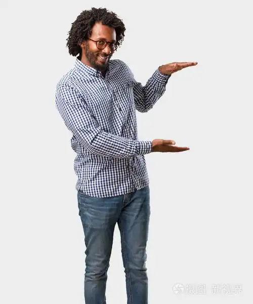 英俊的商业非洲裔美国人拿着东西的手, 显示一个产品, 微笑和欢快