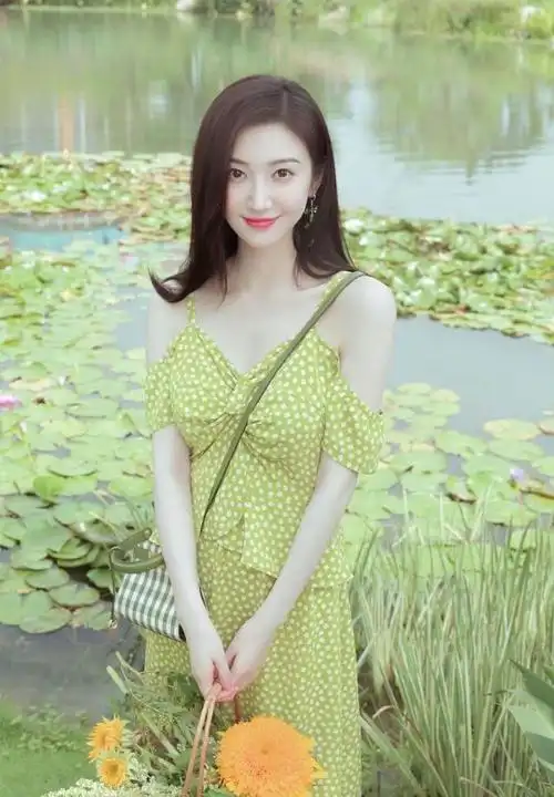 景甜穿格纹连衣裙甜美侧颜美丽动人背影宛如18岁少女