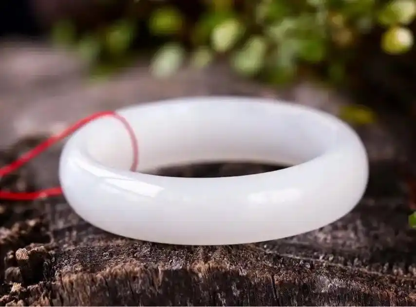 玉石中的精品第一位新疆和田羊脂玉已到货,单支手镯价格:三万八 - 抖