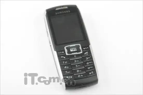 正当三星以d608去征服高端用户时,却同时在中高端市场推出了一款在