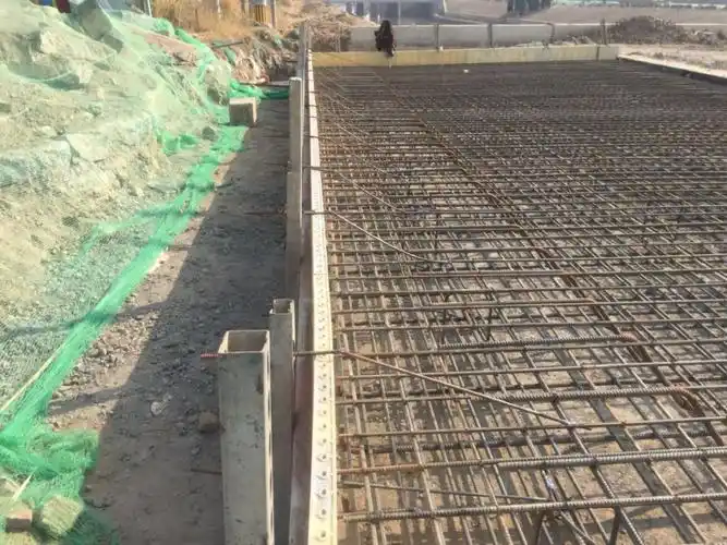 4,跨河桥搭板模板安装:今日完成9.6㎡,累计完成9.