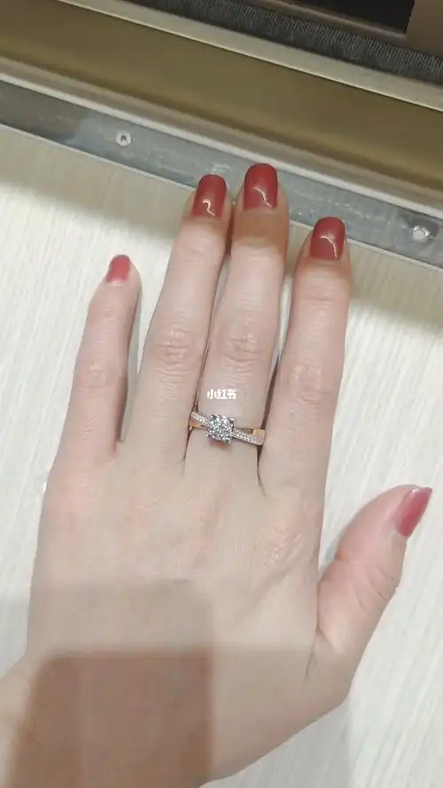 周大福偏爱系列钻戒95双色拼接缠绕型戒壁,三色金渐变融合工艺