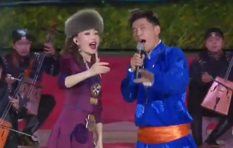 傲日其愣助唱蒙古族女歌手两人幼时相识