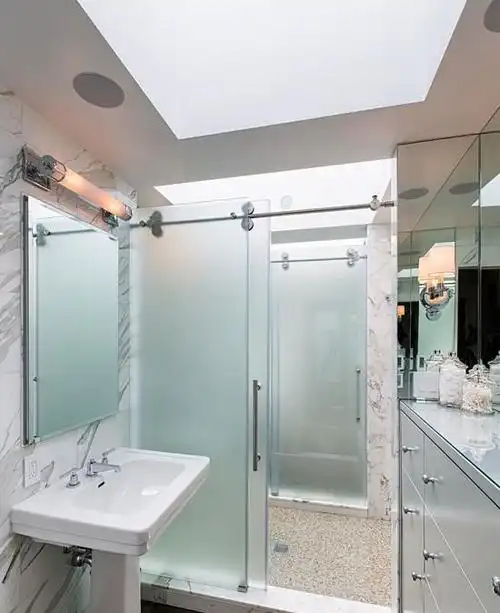 卫生间磨砂玻璃移门装修效果图