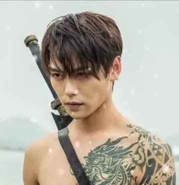 样的纹身盘马老爹还说他认得小哥身上死人的味道剧情发展越来越神秘了