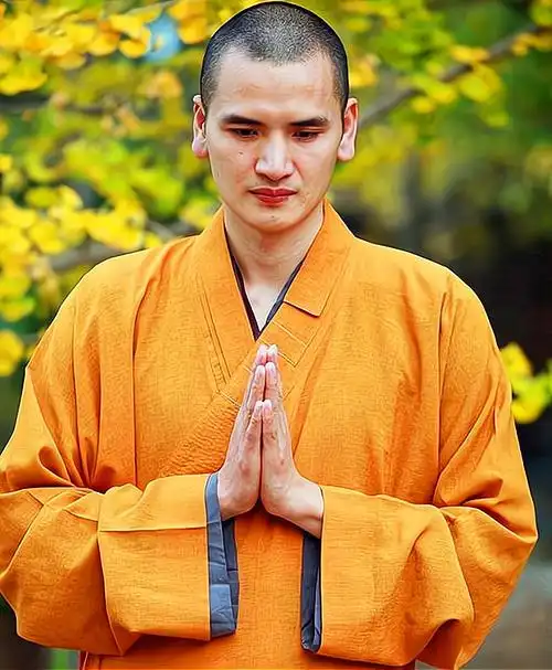 中国最帅和尚释明心:看破红尘放弃铁饭碗,半路出家亦修为释明心