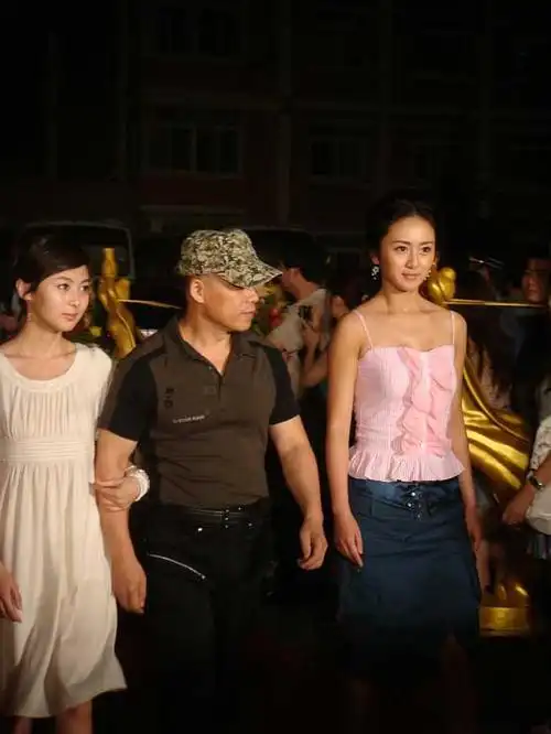 路晨刘添月首次触电红毯 激动之情溢于言表(图)