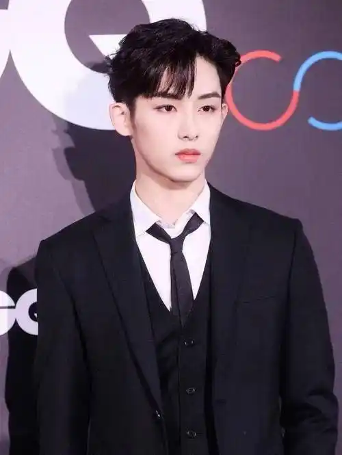 在韩漂泊五年归来,黄旭熙董思成第一次亮相,展示了公司有多抠搜