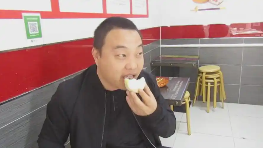 包子店美女老板穿汉服卖包子 引众人围观顾客表示包子很好吃