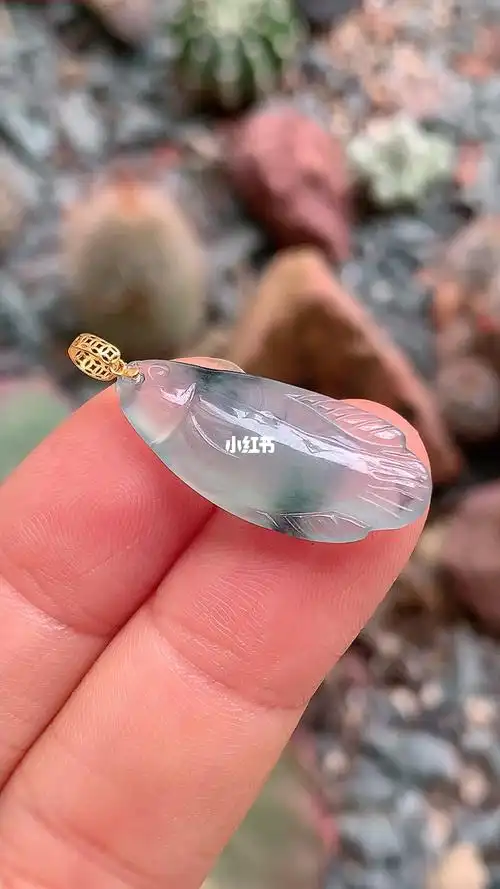 几百米的18k金扣头镶嵌冰飘花翡翠鱼吊坠