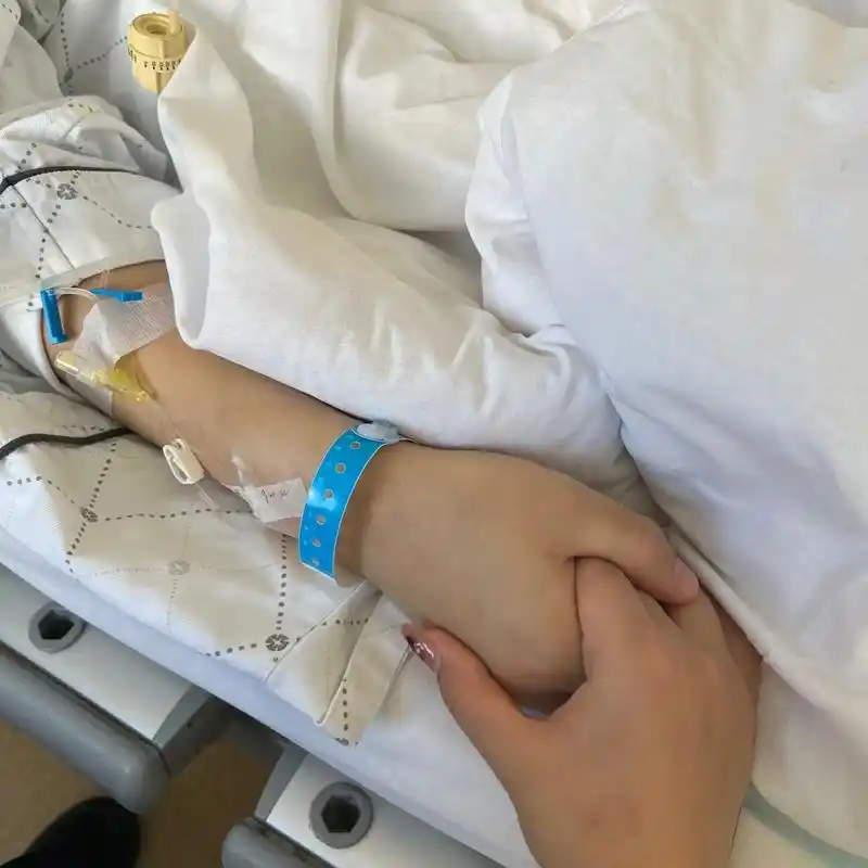 我在外边抱着孩子紧张的一直掐自己的手,他在里边意识不清醒还一直在