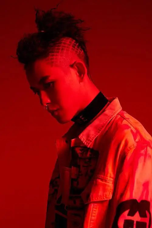 敖犬全新写真曝光眼神坚毅展无畏态度