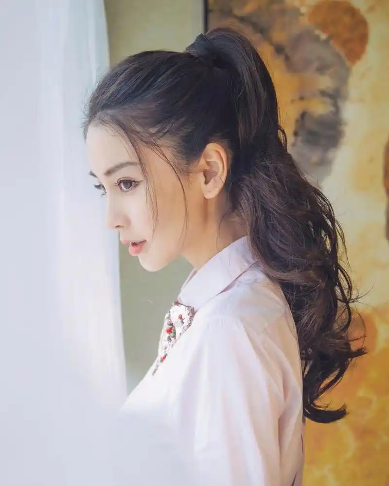 杨颖# 高马尾配白衬衣,少女感十足