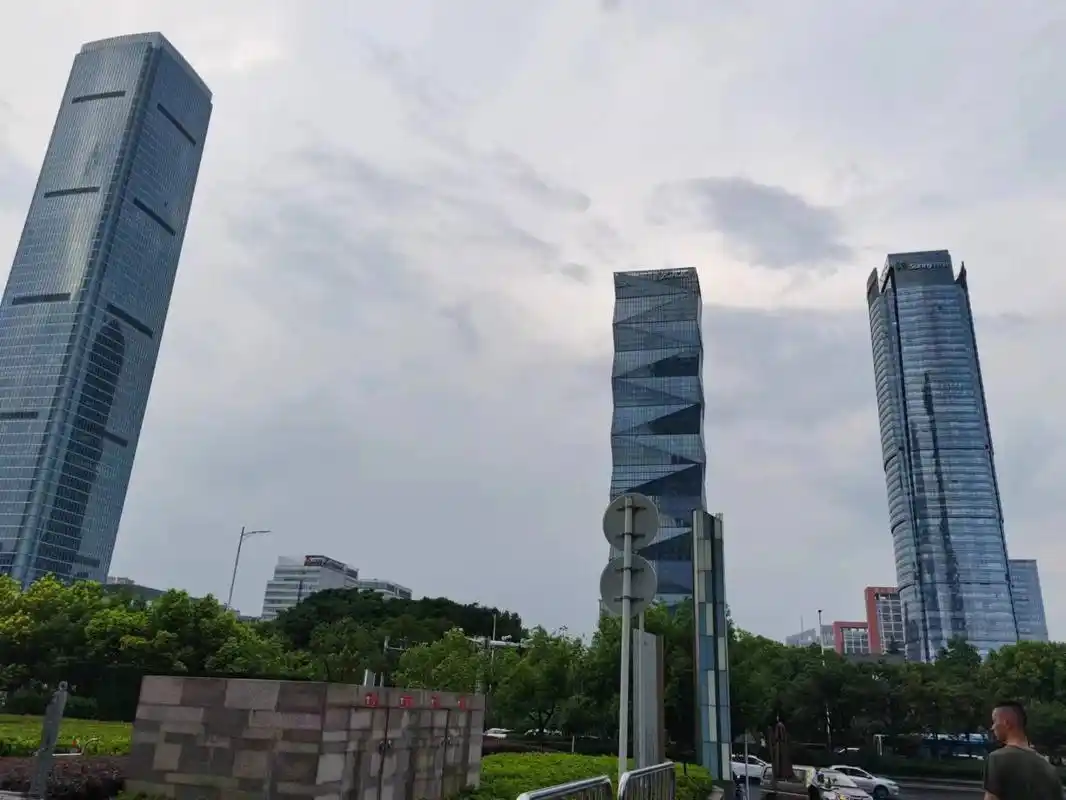 打卡南京宇宙中心重奢ifc,一杯咖啡15元,平民也能逛呀