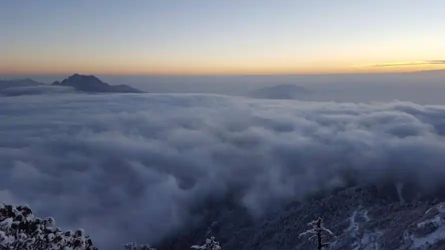 云海翻滚的更激烈了