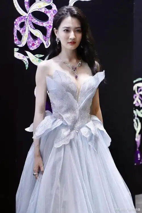 徐璐性感唯美,白色单肩礼裙,温婉清新,芬香动人