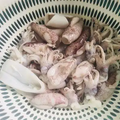 1,海兔去掉头部的小软骨,清洗干净,入水开下锅,焯水15秒,捞出,迅速过