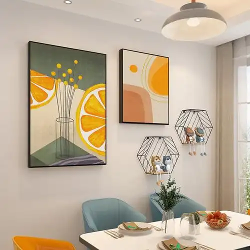 挂在客厅墙上的装饰画