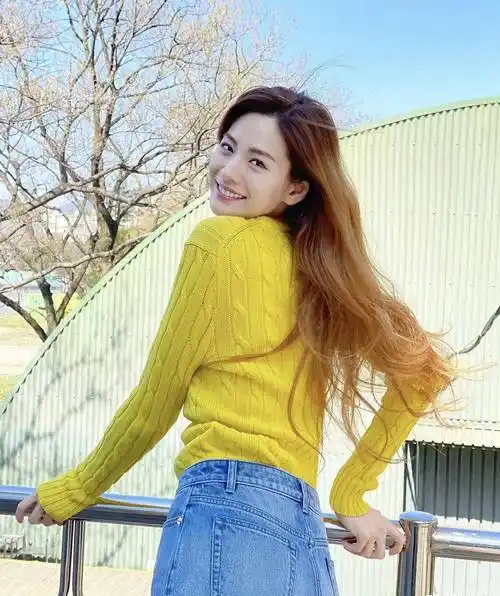 原创国外女歌手林珍娜高挑纤细的身材穿衣打扮很显高级感