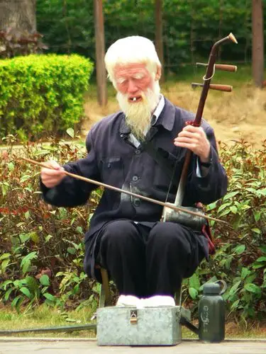 街头出现拉二胡的"阿炳"