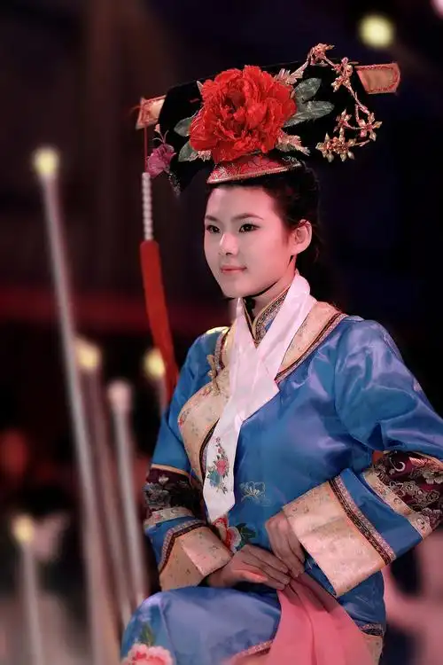 东北秧歌据说就源于满族,舞龙灯,舞狮子,高跷,旱船,小跑驴,据《渤海国