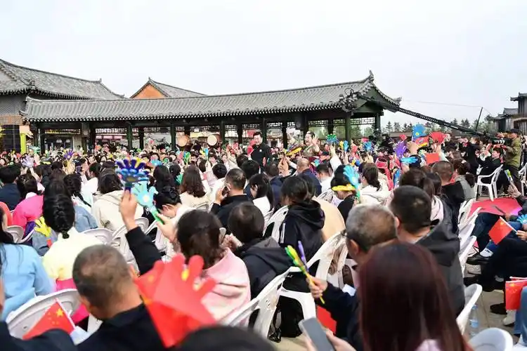 东方唱响时代强音——"中国文联文艺志愿服务团走进吉林延边东方第一