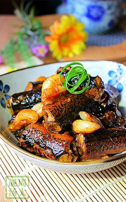 美食 好吃的蒜子鳝筒 1,黄鳝活杀后洗去皮肤上的