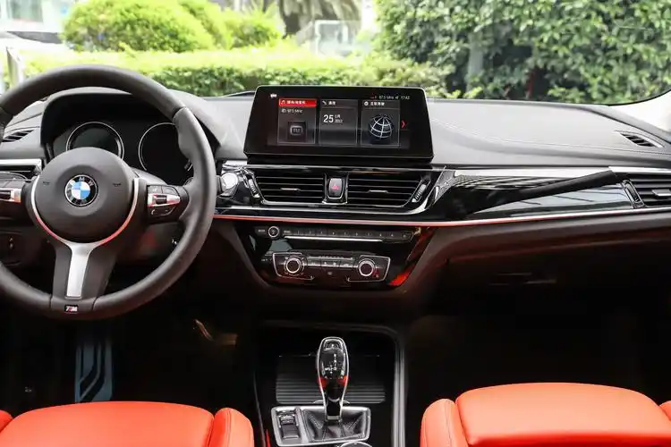 2022款 宝马1系 125i m运动曜夜版内饰