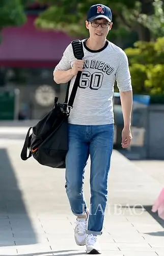 刘在石7月4日韩国kbs电视台外明星街拍