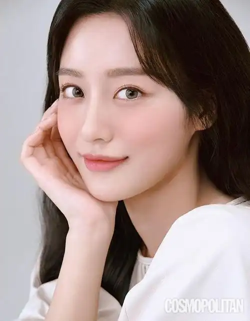 姜敏儿最新杂志写真曝光 白皙肌肤秀清纯优雅魅力