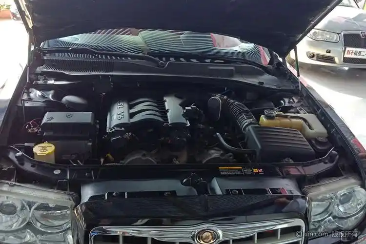 克莱斯勒300c发动机舱