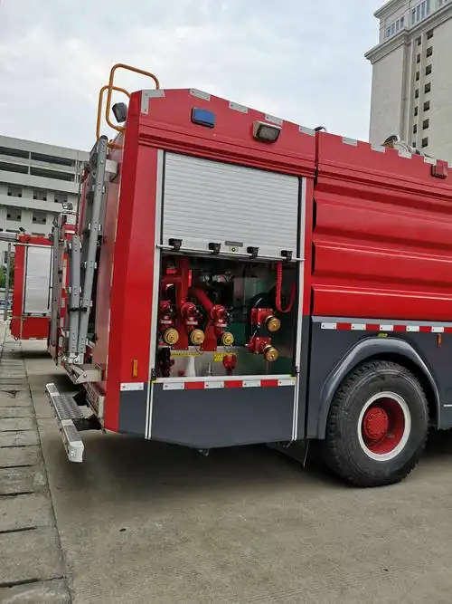 消防车是红色的.装有水管和云梯.