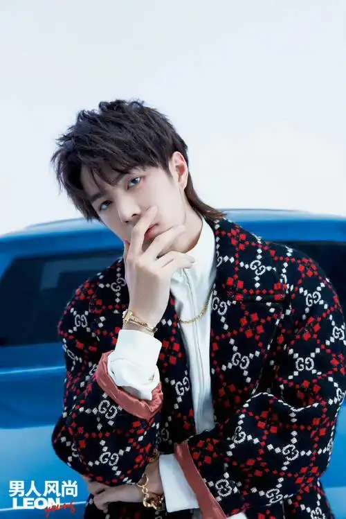 19年哥穿的七匹狼拍的一组,4年前狼尾就被王一博玩明白了,时尚我说累