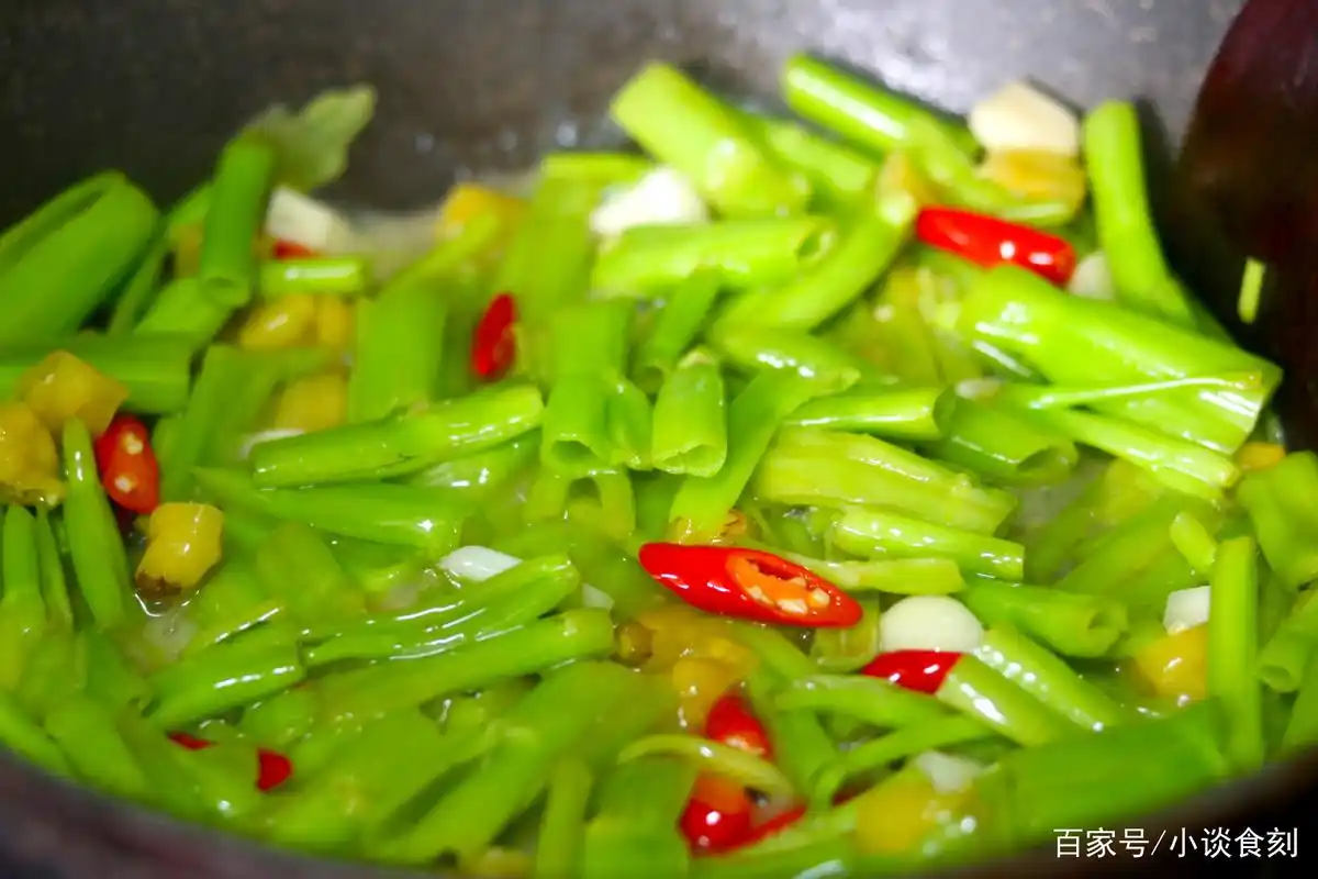 夏日,食欲太差,这道酸辣空心菜梗,帮你开胃