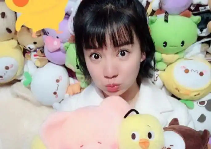 她是央视少儿主持人嫁绿泡泡恩爱8年如今35岁还像个小孩