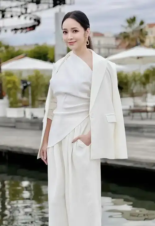 侯佩岑新身份曝光,一路撕掉"乖乖女"标签,不必活成别人期待的样子